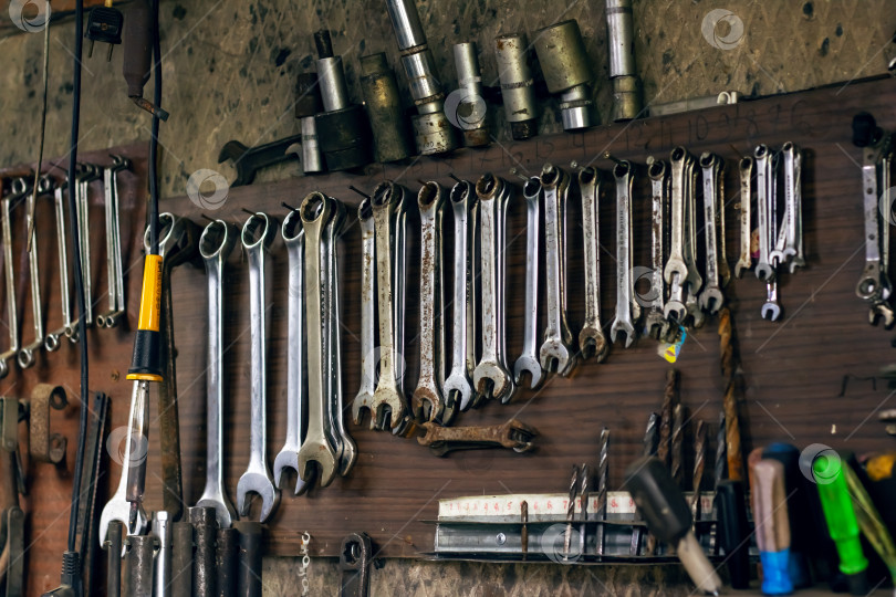 Скачать Различные инструменты на стене ручной инструмент, трещотки, гаечные ключи, режущий инструмент фотосток Ozero