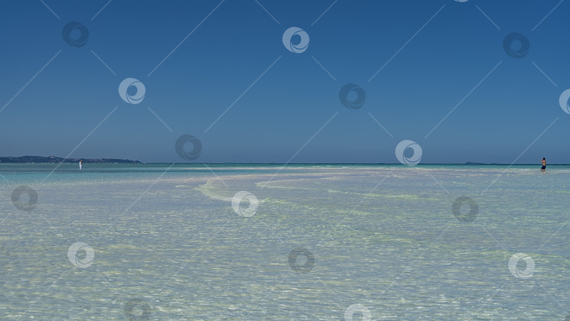 Скачать Безмятежная тропическая идиллия. Бескрайний чистый аквамариновый океан. фотосток Ozero