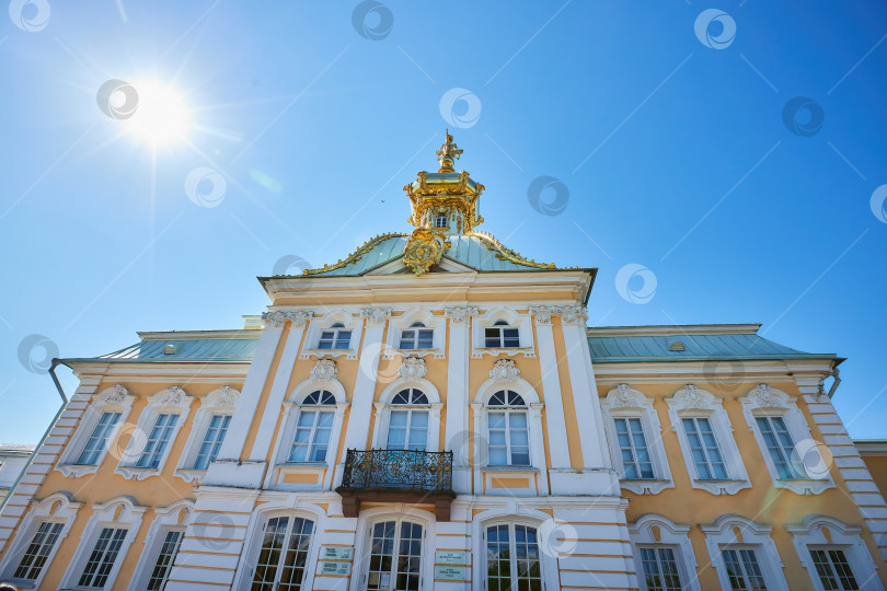 Скачать ПЕТЕРГОФ, Россия - 29 мая 2021 года: Большой Петергофский дворец. Архитектура XVIII века фотосток Ozero