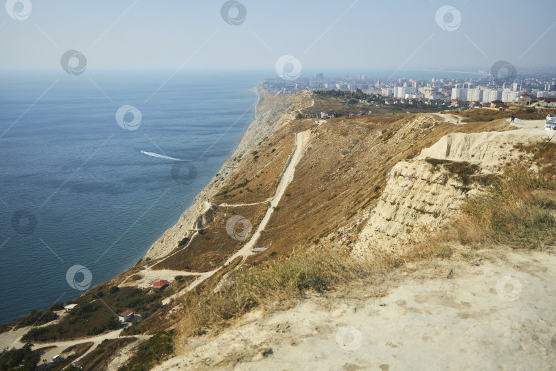 Скачать Анапа, Россия - 06 сентября 2022 года: Высокий берег города. Вид на море и здания. фотосток Ozero