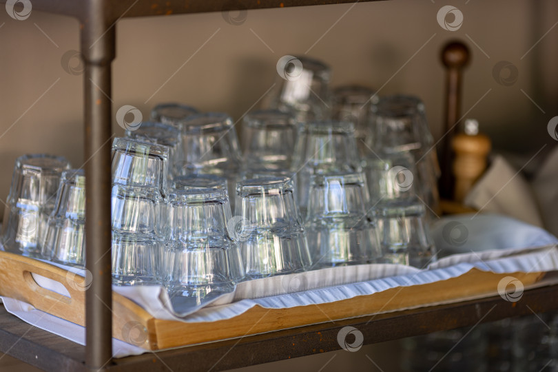 Скачать Чистые бокалы со льдом по старинке стоят на стойке в ресторане фотосток Ozero