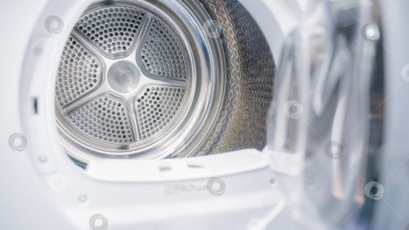 Скачать открытая дверца пустой стиральной машины крупным планом фотосток Ozero