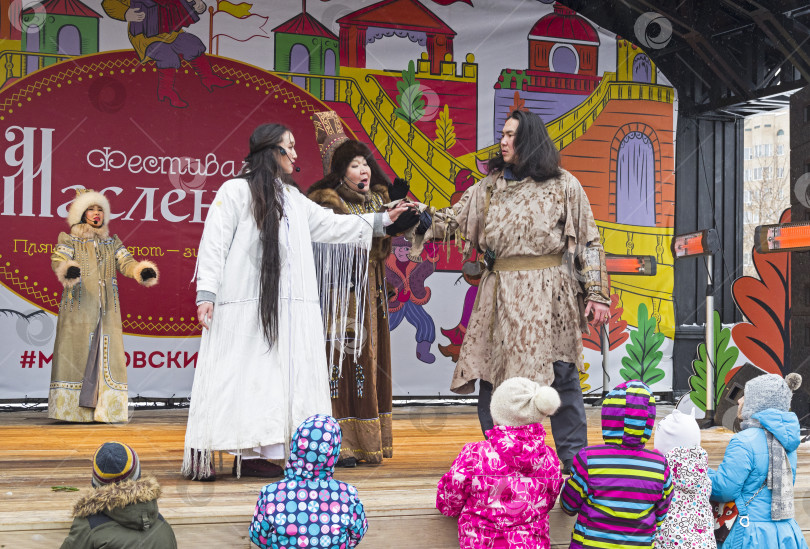 Скачать Выступление якутского театра "Олонхо" на фестивале "Масленичная неделя" в Москве. фотосток Ozero