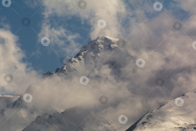 Скачать Заснеженные горные вершины среди облаков, Киргизский хребет, урочище Чонкурчак, страна Кыргызстан. Выборочный обзор фотосток Ozero