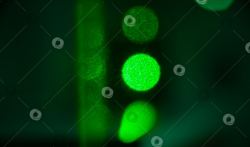 Скачать абстракция из линий и кругов или шаров зеленого цвета, фотография лазерного свечения фотосток Ozero