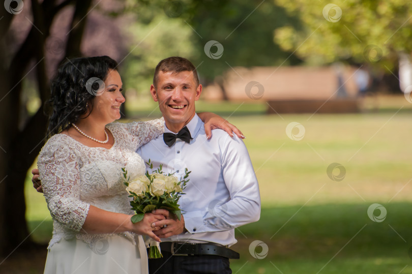 Скачать Молодая пара на свадебной фотосессии на природе, портрет в полный рост фотосток Ozero