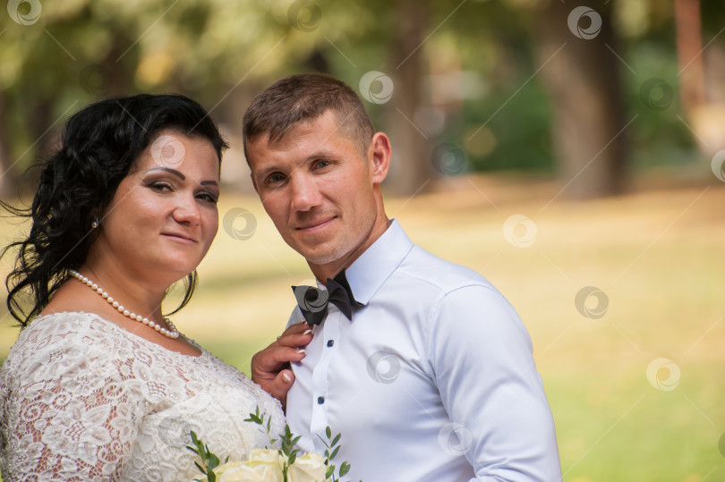 Скачать Молодая пара на свадебной фотосессии на природе, портрет в полный рост фотосток Ozero