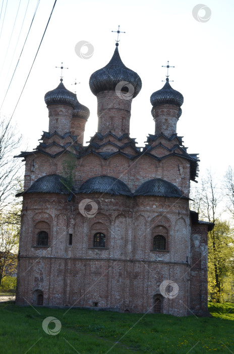 Скачать Великий Новгород, Россия - 05.12.2024: Церковь Живоначальной Троицы с трапезной – православный храм ХVI века (16 века) Духова недействующего (Святодухова) монастыря в Великом Новгороде фотосток Ozero