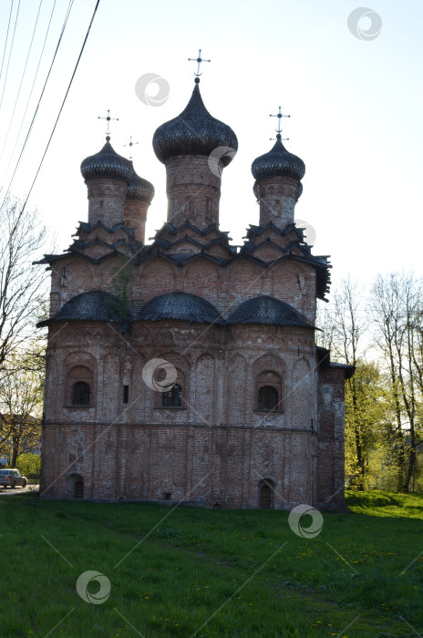 Скачать Великий Новгород, Россия - 05.12.2024: Церковь Живоначальной Троицы с трапезной (ХVI век) и Собор Сошествия Святого духа (ХІХ век) – Духова недействующего православные храмы (Свято-Духова) монастыря в Великом Новгороде фотосток Ozero