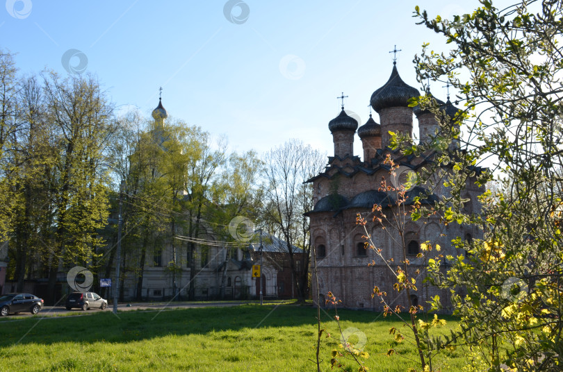 Скачать Великий Новгород, Россия - 05.12.2024: Церковь Живоначальной Троицы с трапезной (ХVI век) и Собор Сошествия Святого духа (ХІХ век) – Духова недействующего православные храмы (Свято-Духова) монастыря в Великом Новгороде фотосток Ozero