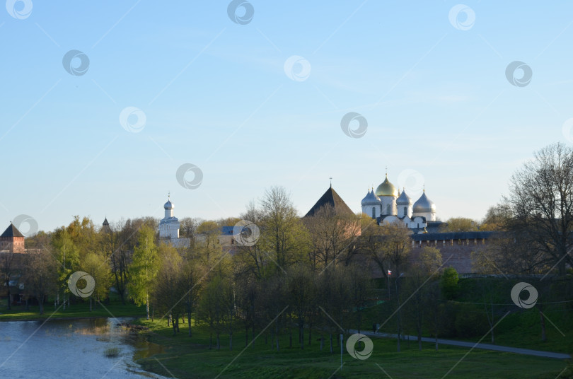 Скачать Вид на Кремль Великого Новгорода и реку Волхов в весенний вечер фотосток Ozero