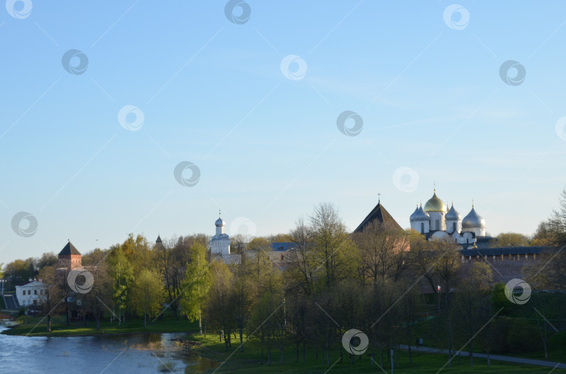 Скачать Вид на Кремль Великого Новгорода и реку Волхов в весенний вечер фотосток Ozero