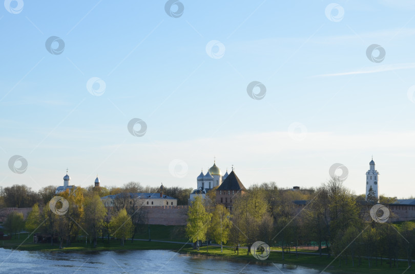 Скачать Вид на Кремль Великого Новгорода и реку Волхов в весенний вечер фотосток Ozero