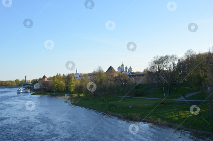 Скачать Вид на Кремль Великого Новгорода и реку Волхов в весенний вечер фотосток Ozero