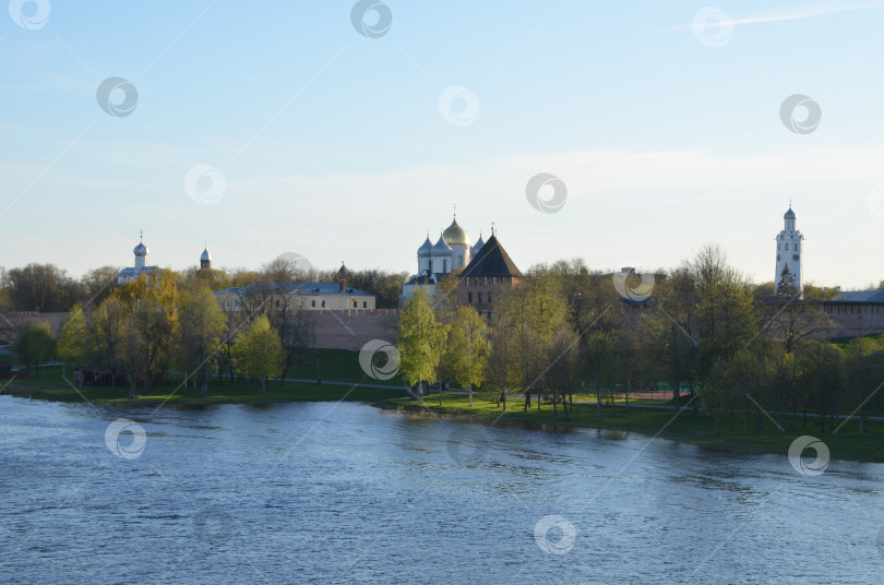 Скачать Великий Новгород, Россия - 05.12.2024: Вид на Кремль Великого Новгорода и реку Волхов в весенний вечер фотосток Ozero