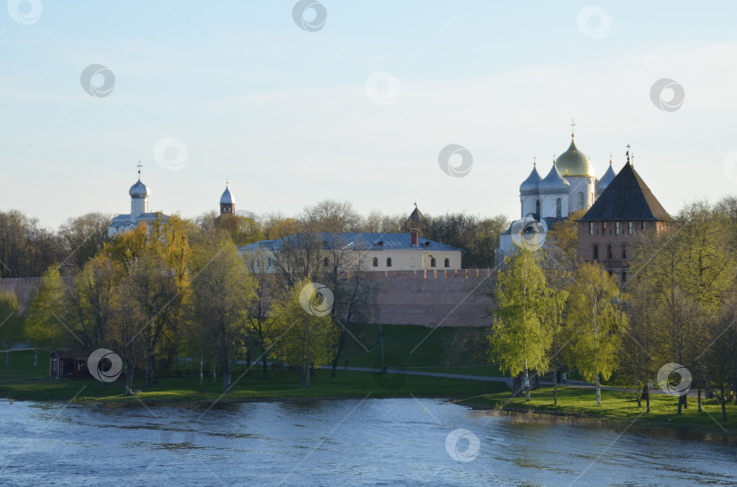 Скачать Великий Новгород, Россия - 05.12.2024: Вид на Кремль Великого Новгорода и реку Волхов в весенний вечер фотосток Ozero