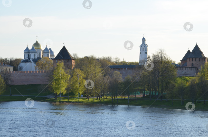 Скачать Великий Новгород, Россия - 05.12.2024: Вид на Кремль Великого Новгорода и реку Волхов в весенний вечер фотосток Ozero