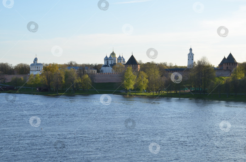 Скачать Великий Новгород, Россия - 05.12.2024: Вид на Кремль Великого Новгорода и реку Волхов в весенний вечер фотосток Ozero