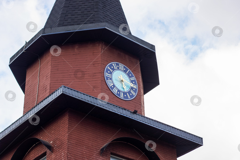 Скачать Часы на крыше кирпичного здания показывают 10:10 фотосток Ozero