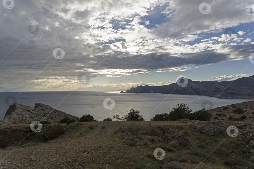 Скачать Облака над морем красиво подсвечиваются вечерним солнцем. фотосток Ozero