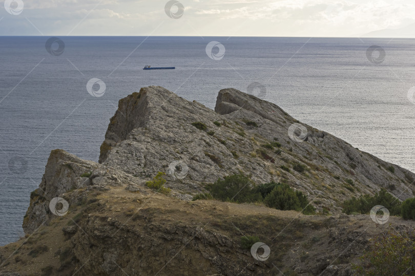 Скачать Вид на море с прибрежной скалы фотосток Ozero