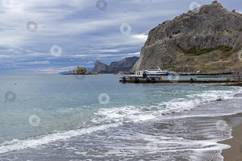 Скачать Бухта Черного моря в пасмурный день. фотосток Ozero