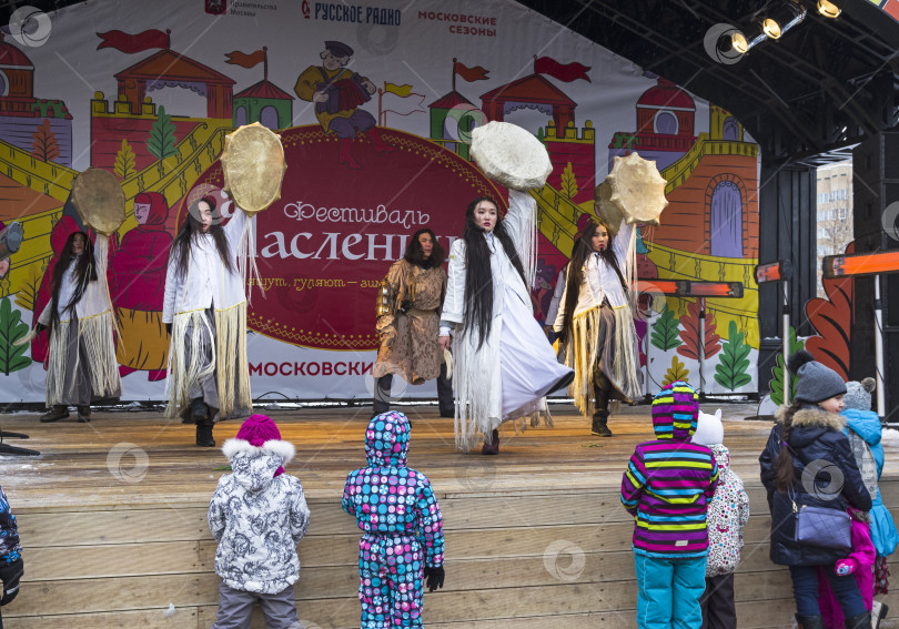 Скачать Выступление якутского театра "Олонхо" на фестивале "Масленичная неделя" в Москве. фотосток Ozero