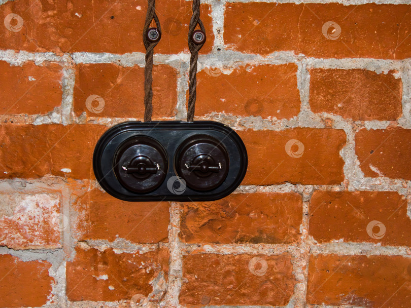 Скачать ретро-выключатель в интерьере лофта на кирпичной стене фотосток Ozero