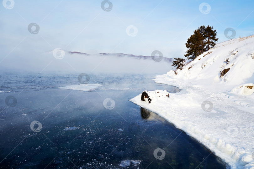 Скачать Красивый пейзаж. Туман над рекой Ангарой, снег на берегу. фотосток Ozero