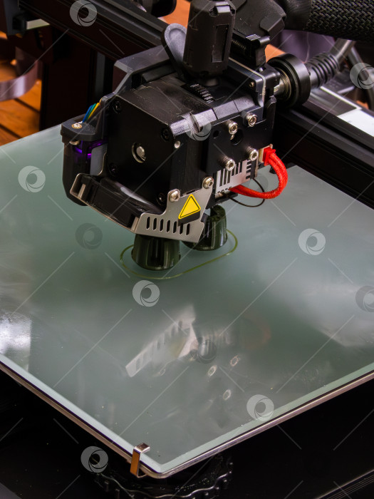 Скачать 3D-принтер печатает изделие крупным планом фотосток Ozero