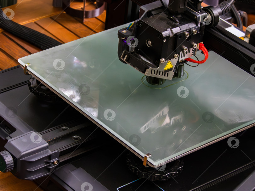 Скачать 3D-принтер печатает изделие крупным планом фотосток Ozero
