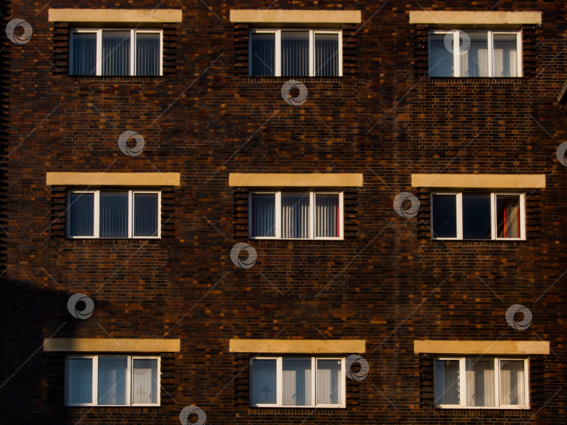 Скачать дом с окнами, законченным фасадом, облицованным коричневым кирпичом фотосток Ozero