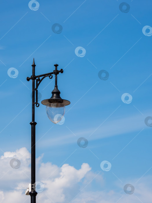 Скачать металлический черный ретро-фонарь на фоне голубого неба фотосток Ozero
