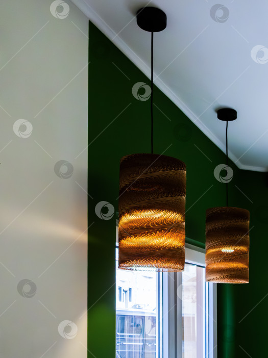 Скачать цилиндрические круглые плетеные светильники на зеленом фоне фотосток Ozero