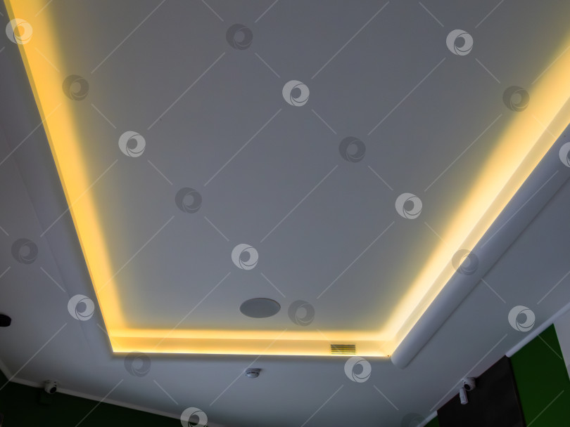 Скачать подвесной потолок со светодиодным теплым освещением фотосток Ozero
