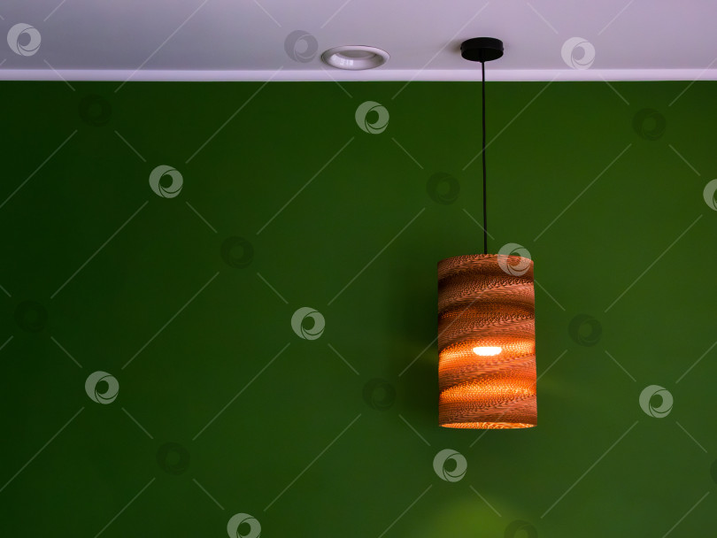 Скачать круглая плетеная лампа цилиндрической формы на зеленом фоне фотосток Ozero
