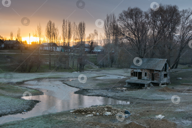 Скачать Старый заброшенный дом в городе Каракол, Иссык-Куль. мусор и экология фотосток Ozero