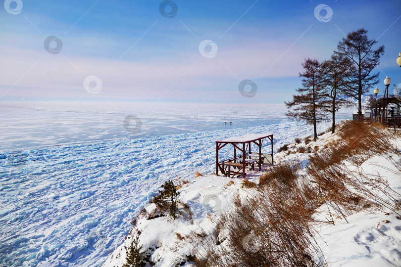 Скачать Прекрасный пейзаж замерзшего озера Байкал. Оборудованное место для пикника с прекрасным видом на озеро. фотосток Ozero