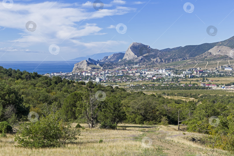 Скачать Вид на курортный город Судак со склона горы. Крым. фотосток Ozero