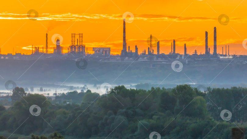 Скачать Алый восход солнца над химическим заводом с трубами фотосток Ozero