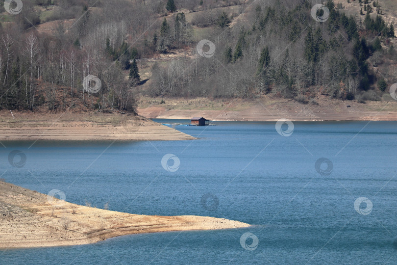 Скачать озеро в горах фотосток Ozero