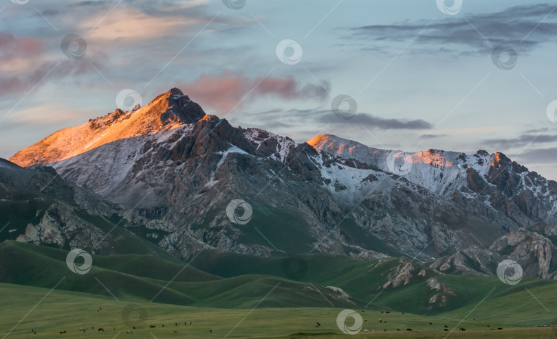 Скачать Закат в горах, Нарынская область, Кыргызстан. фотосток Ozero