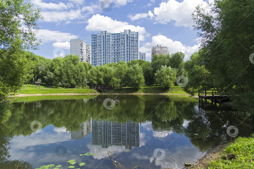 Скачать Небольшой пруд на юго-западе Москвы, Россия. фотосток Ozero