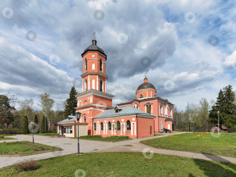 Скачать Колокольня и здание Никольской церкви в Зеленограде. фотосток Ozero
