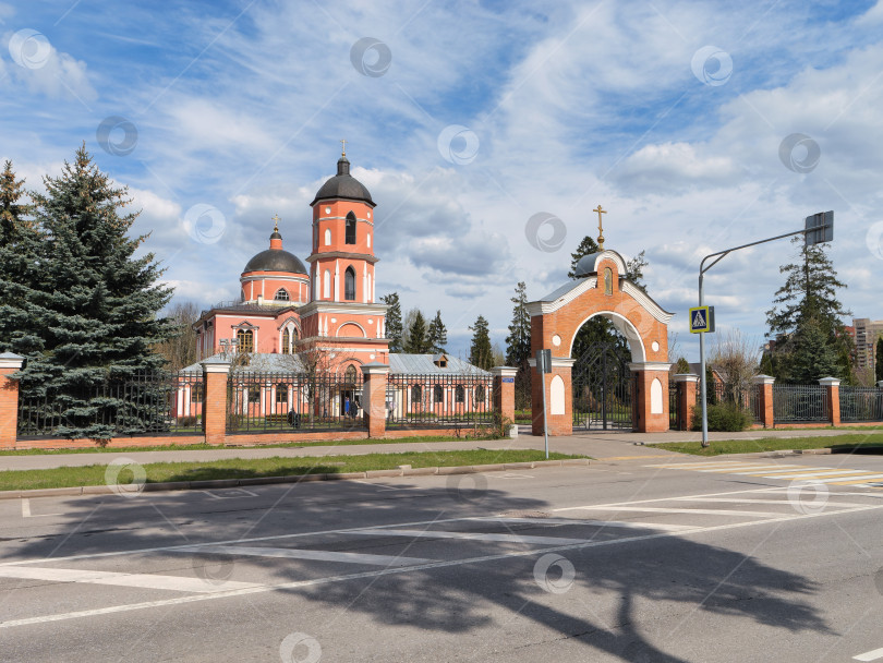 Скачать Ворота и ограда перед Никольской церковью в Зеленограде. фотосток Ozero