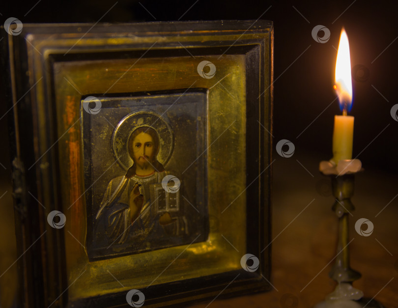 Скачать Старая икона Иисуса Христа и свеча фотосток Ozero