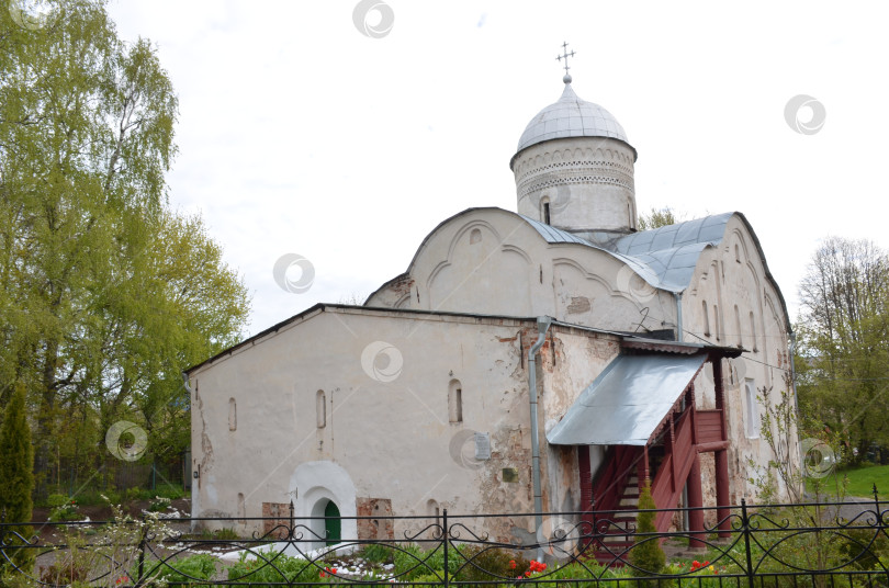 Скачать Великий Новый город, Россия - 13.05.2024: Глава святого престола на Иворской земле на Торговой горе в Великом Новогородско – правительственном раме XVI века (16 век) фотосток Ozero