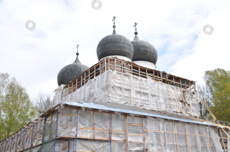 Скачать Великий Новгород, Россия - 05.13.2024: Собор Рождества Богородицы — недействующий православный храм XII века (12 века) в Великом Новгороде, бывший собор Антониева монастыря. Одно из трёх древнейших зданий, сохранившихся в России со времён Древней Руси. Реставрационные работы. фотосток Ozero