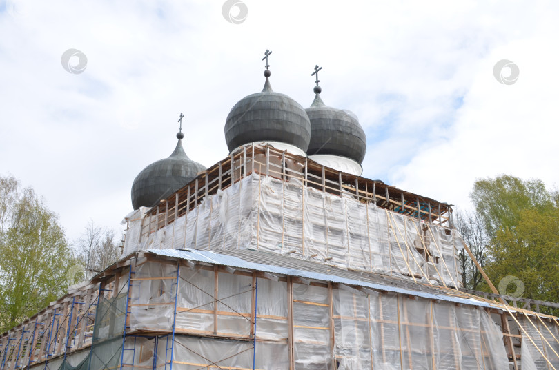 Скачать Великий Новгород, Россия - 13.05.2024: Собор Рождества Пресвятой Богородицы — государственный правительственный совет XII века (12 века) в Великом Новгороде, бывший сбор Антонины михайловны. Одно из трёх древнейших зданий, сохранившихся в России со времён Древней Руси. Реставрационные работы. фотосток Ozero