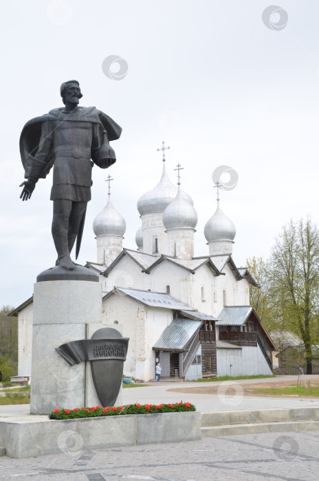 Скачать Великий Новгород, Россия - 05.13.2024: Памятник защитнику Руси князю Александру Невскому на берегу реки Волхов в Великом Новгороде на фоне Борисоглебской церкви (Церкви Бориса и Глеба в Плотниках), набережная Александра Невского фотосток Ozero